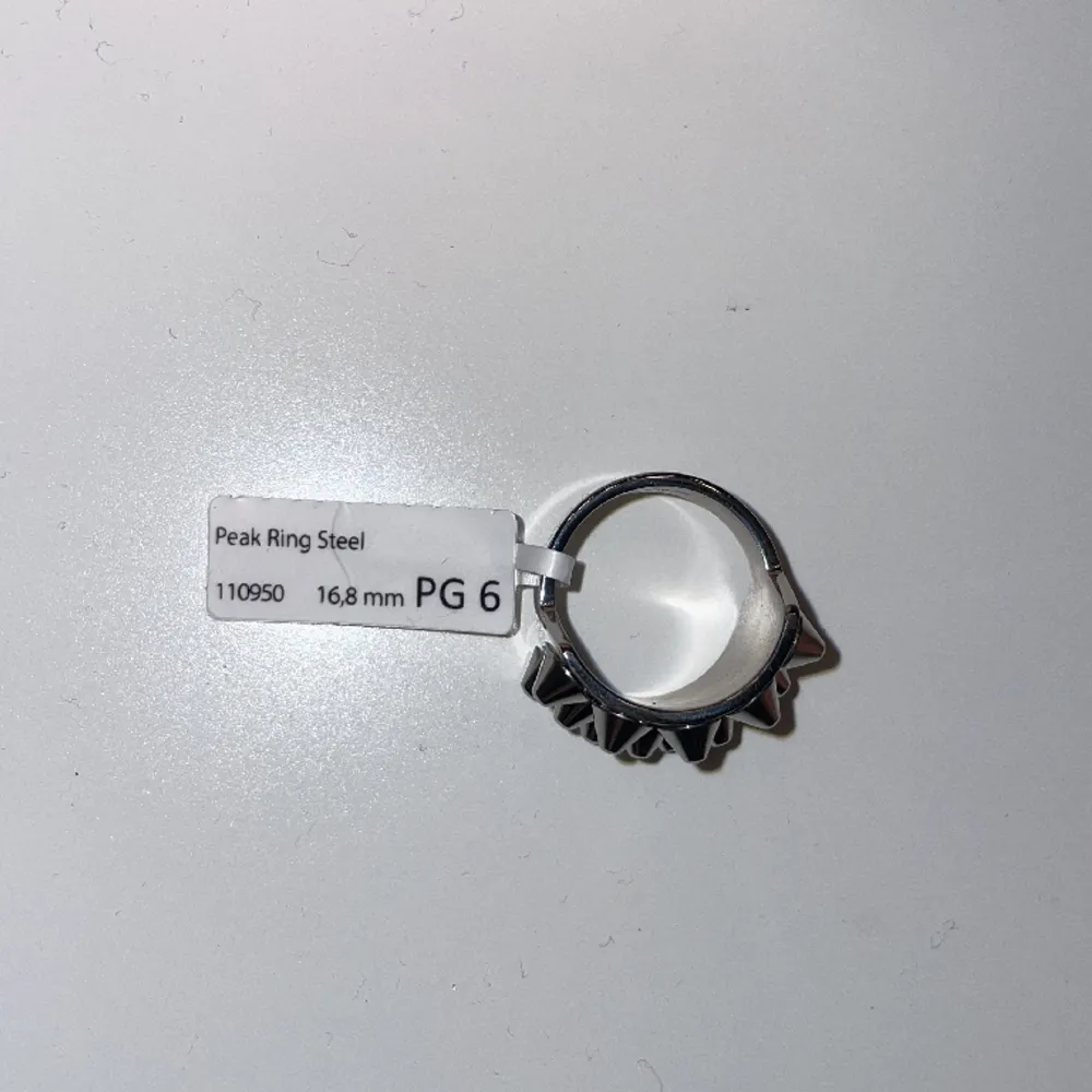 En silver Peak Ring Steel från Edblad, helt ny aldrig använd🤍Storlek S, original pris 400kr på Edblad.. Accessoarer.