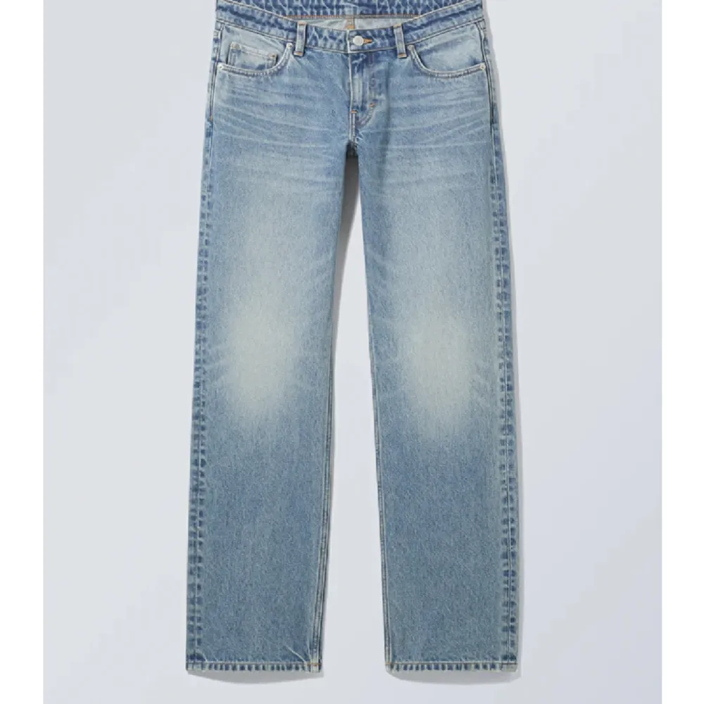 Lågmidjade jeans från Weekday som är använda ett fåtal gånger. Storlek W29 L34, jag är 172cm. Nypris 590kr, hör av dig om du har några frågor:). Jeans & Byxor.