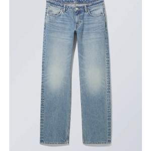 Lågmidjade jeans från Weekday som är använda ett fåtal gånger. Storlek W29 L34, jag är 172cm. Nypris 590kr, hör av dig om du har några frågor:)