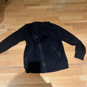 C.P company hoodie - C.P Company hoodie med dragkedja. Använd 2 gånger. Ordinarie pris 3300