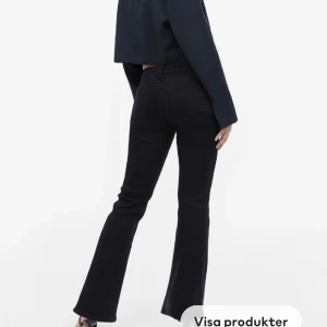 Low waist bootcut - Säljer mina jättefina lowwaist bootcut jeans från HM som jag köpte i Rom de är i storlek 36 jag är 174 och de passar bra men tror bättre på någon som är kortare 💕uppsprettade vid fötterna och i bra skick 