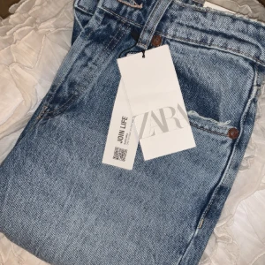 Zara jeans - Storlek 36 men skulle säga mer en 34. De är helt nya och har inga tecken på slitage❤️ Skriv till mig vid frågor eller bilder! 