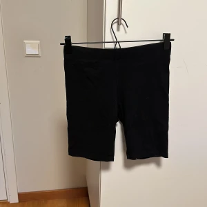 Cykelbyxor - Cykelbyxor från gina tricot. Perfekt att ha under tex en kjol eller klänning eller bara som dom är! Endast använda någon enstaka gång, om ens det. Ser helt nya ut!