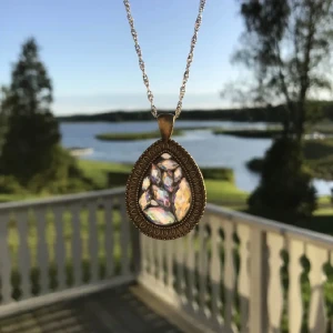 Halsband  - Handgjorda halsbandshängen av vackra facetterade pärlor och i metall berlock ram. Nytt oanvänt och handgjort. Kontakta gärna vid frågor och innan köp, finns fler designer på berlock om så önskas. Pris varierar ca 70-150🌺💍🌸🐚☺️mer smycken på min profil🌺🪷🐚☺️💍