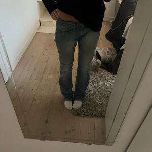 Lågmidjade jeans  - Så snygga lågmidjade jeans från replay storlek 28x34, midjemått tvärs över 40cm, innerbenslängden 85cm