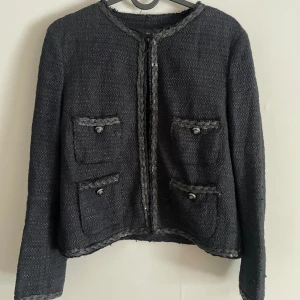 Kofta zara  - Säljer min superfina cardigan/ kofta från zara. Den har superfina lite glittriga detaljer och är i super skick💕är storlek M men passar mig som vanligtvis har S och pris kan diskuteras vid snabb affär💕. Hör av er vid frågor, köparen står för frakt 📦 