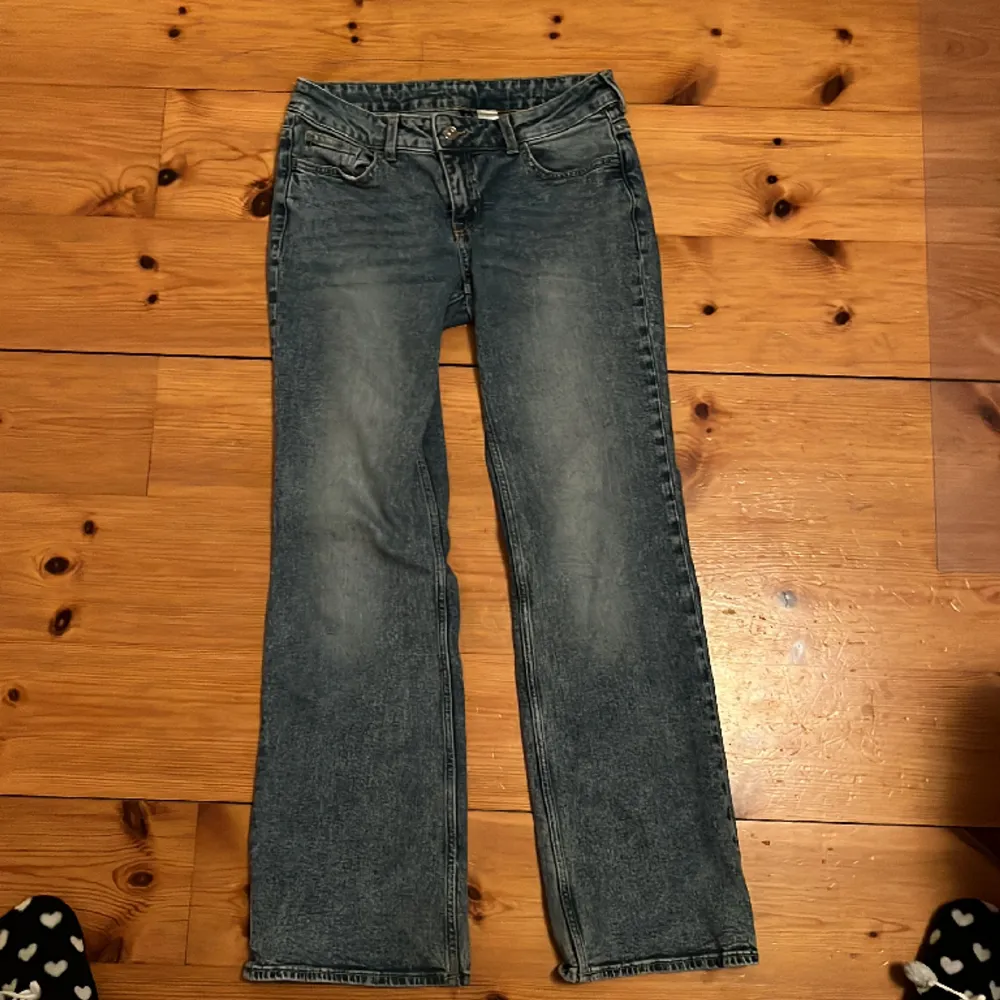 Säljer dessa superfina jeans från hm. Säljer för att de är för korta på mig(är 172cm). Obs det står att de är i storlek 38 på lappen men passar som 34-36). Jag brukar ha storlek 34 och de passar mig perfekt runt midjan💗. Jeans & Byxor.