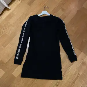 Säljer denna Calvin Klein klänning i sweatshirt material. Den är storlek XS och har inga fläckar eller defekter. Köptes på Boozt för länge sen. 