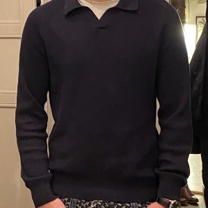 Stickad Tröja - En snygg och fräsch stickad tröja från Dressman. Knappt använd då den inte passar mig så bra. Den kostar ny pris 500 kr.