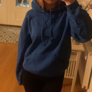 Blå hoodie  - En fin blå hoodie fårn Bikbok, har itne annvänd den på nästan ett år.