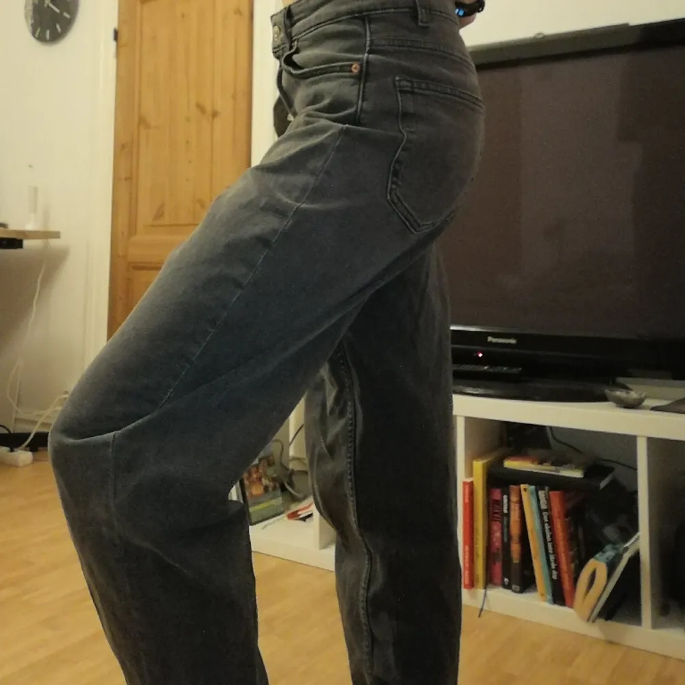 Gulliga mom jeans använda ett fåtal gånger I storlek 38 men passar mig som brukar ha 32/34 fast overzised då. Skriv gärna om frågor🌸. Jeans & Byxor.