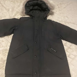 Canada goose jacka - Jag säljer nu min killes canada goose jacka. Skulle säga att den är i bra skick och inte har några slitage. Skriv för mer frågor eller bilder. Storlek är L/G (14-16) 