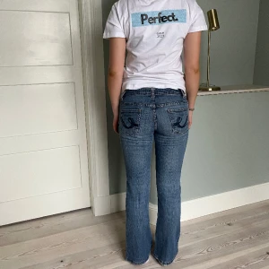 Lågmidjade jeans - Snygga vintage jeans!💕  Midjemått( rätt över): 37cm Inerbenslängd: 70cm Lårmått ( rätt över):24cm    Köp gärna via ”KÖP NU”💖 Skriv ifall ni har några frågor eller funderingar // perfectjeans🫶