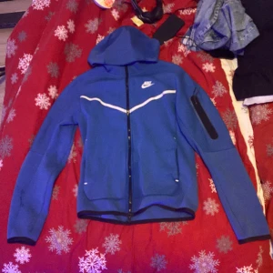 Nike Tech - Säljer min Nike teech för den passar mig inte lägre. Skick 8/10.  OBS jag betalar inte för frakten 