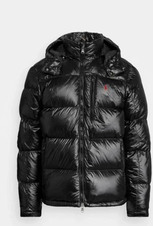 Ralph lauren jacka -  säljer min feta ralph lauren jacka, använd 1 gång max inga skador eller något sådant kvitto finns oxå OBS! Bilderna är inte mina Skriv för bilder