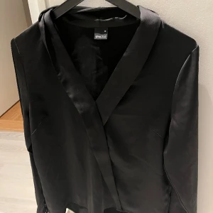 Blus  - Aldrig använd 100kr