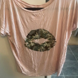 T-shirt - T-shirt i bra skick. Behöver endast strykas.