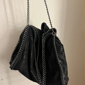 Handväska  - Kedjeväska från amazon. Liknade Stella McCartney väskan💓