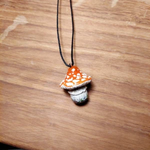 Halsband  - Handgjort halsband med ett förlängningsbart snöre. Skriv gärna om du undrar något eller vill ha fler bilder! 