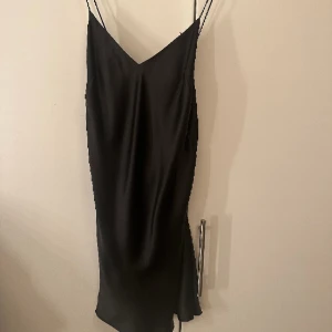 Svart klänning - Säljer min svarta oanvända satinklänning från zara då den inte passade mig så bra🥰 superfin verkligen! Nypris 359kr