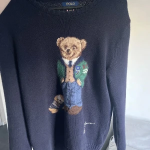 Polo bear Ralph lauren - Säljer mina fina Ralph lauren tröja som är ganska gammal. Den är i storlek xl i barn, passar M/S De säljer inte bear tröjorna längre så nypris på dessa är runt 3000-4000 men jag säljer min för 2000.  Tveka inte om du är intresserad  Pris kan diskuteras!!⛄️