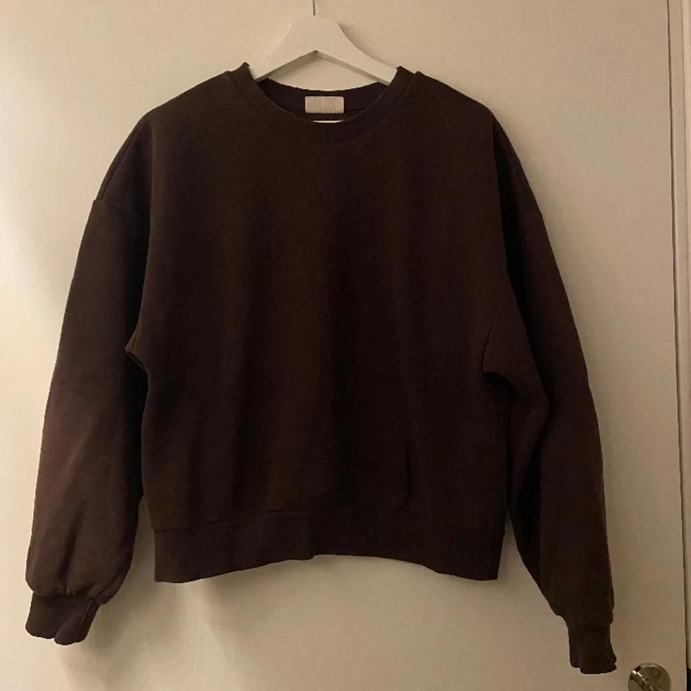 En brun sweatshirt från Gina Tricot i storlek S som är använd en del men i okej skick . Hoodies.