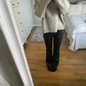 Skinnbyxor - Säljer dessa skinnbyxor, sitter jättesnyggt på men dem är tyvärr för korta för mig💝 köpta här på plick men i princip oanvända🫶🏼lånad bild, vill gärna få dem sålda så lägg ett bud eller skriv privat så kan ni få köpa till ett bra pris