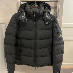 Moncler Montgenevre  - Säljer denna moncler montgenevre size 2, 6/10 skick har en del flaws!  