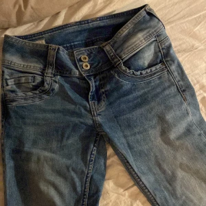 Pepe jeans Low waist - Säljer dessa jättefina Low waist straight jeans köpta här på plick för några månader sedan, sparsamt använda men har en liten slitning längst ner på benen ( skriv privat för bilder) Passar mig som är 160 