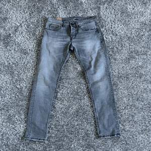 Tjena Säljer nu mina snygga jeans ifrån Donup Modellen är george i skicket 9/10 i storlek 34 500kr 