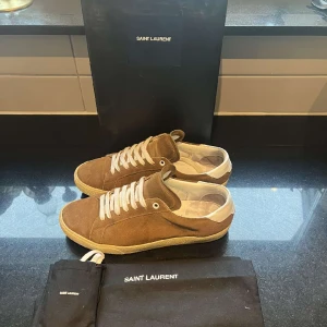 Saint Laurent skor - Snygga saint Laurent skor. Fint skick och svåra att få tag på. Passar 41-42. Allt på bilden medföljer. Hör av er om ni har någon fråga!