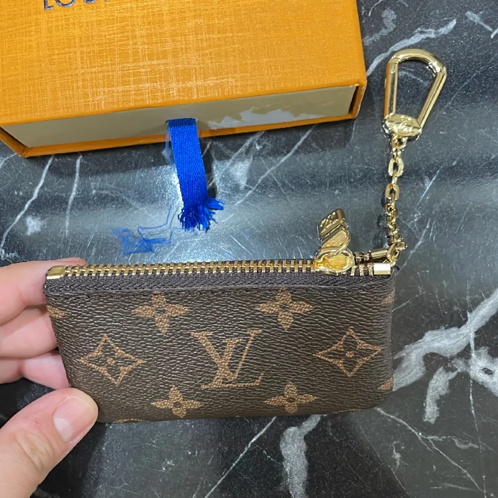 Louis vuitton (ej orginal) plånbok säljes, helt oanvänd, 12x7cm. Lådan medföljer :) . Accessoarer.