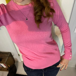 Rosa finstickad tröja 💕 - Säljer den här super fina stickade tröjan från Holly & Whyte! Suuuuper skön och super fin färg men används inte av mig ❤️köpt på Lindex och nypriset är 349kr