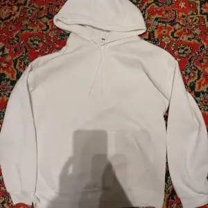 Helt ny vit hoodie den är storlek M men passar för S också.