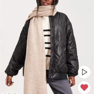 Säljer sälja denna supersnygga jacka köpt från Nelly.com (märket är Vero moda) slutsåld på hemsidan, skriv vid intresse💗💗 nypris: 499kr 