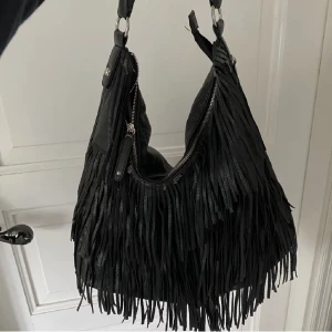 Väska - ANVÄND BILD! Säljer denna snygga väska för den ej kommer till använd. Köpte den här på Plick så vet vart den är ifrån