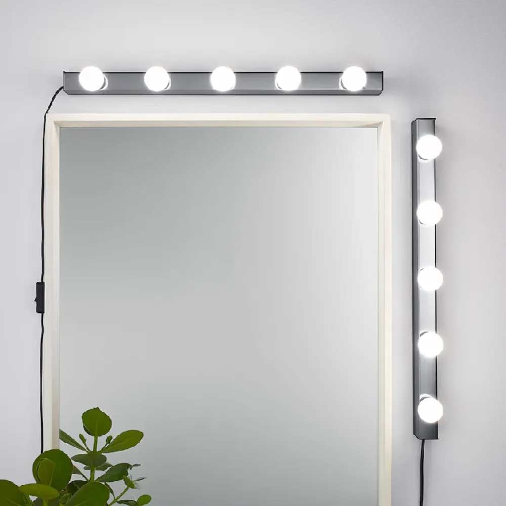 Säljer två vägg lampor och en spegel. Båda är som i ny skick. Spegel är inplastad. . Övrigt.