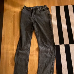 Jeans - Tjena! Säljer nu mina jeans då de ej används längre. Mörkgrå/svart.  De är i gott skick förutom en liten defekt längst ner på högra benet (se bild 3!). Hör av er vid fler frågor!