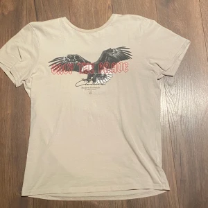 Closure London, t-shirt.  - Säljer min closure t-shirt då den blivit för liten för mig. Strl: S 