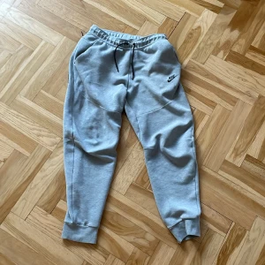 Nike tech - Byxorna: anvönt skick ganska lite större hål men inget som jag har tänkt på.