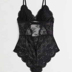 Spets body - Supersnygg spets body från hm, aldrig använd!!