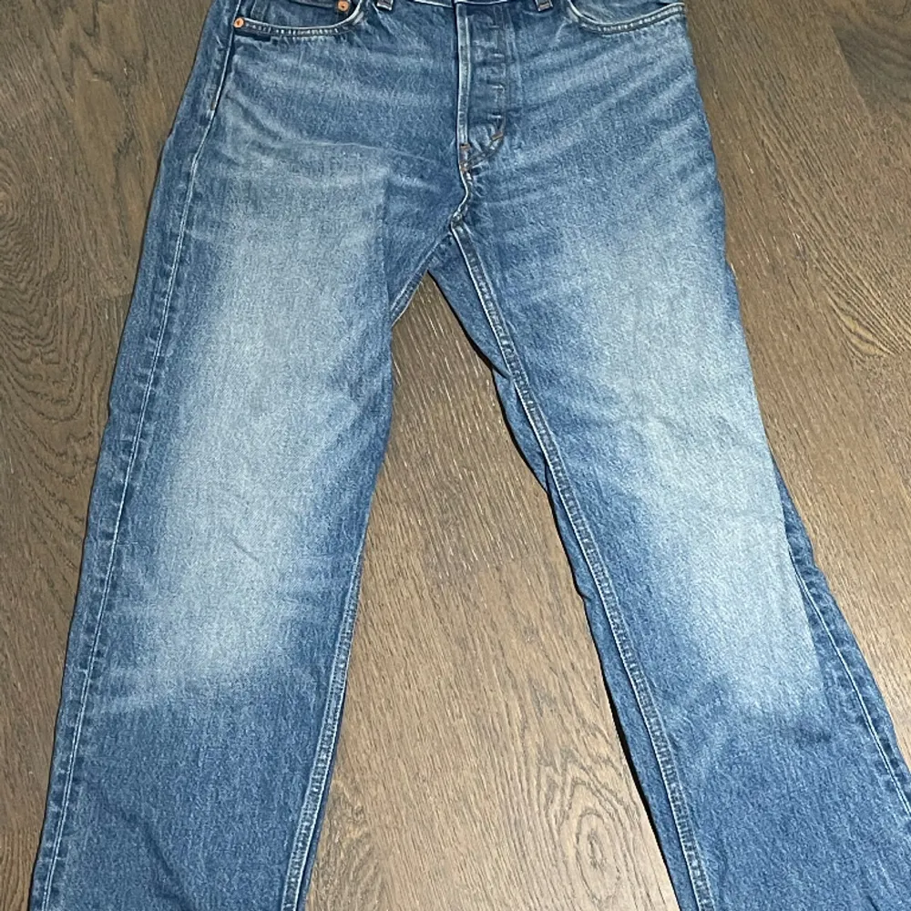 Säljer ett knappt använta jeans i bra skick, hör av dig vid frågor!. Jeans & Byxor.