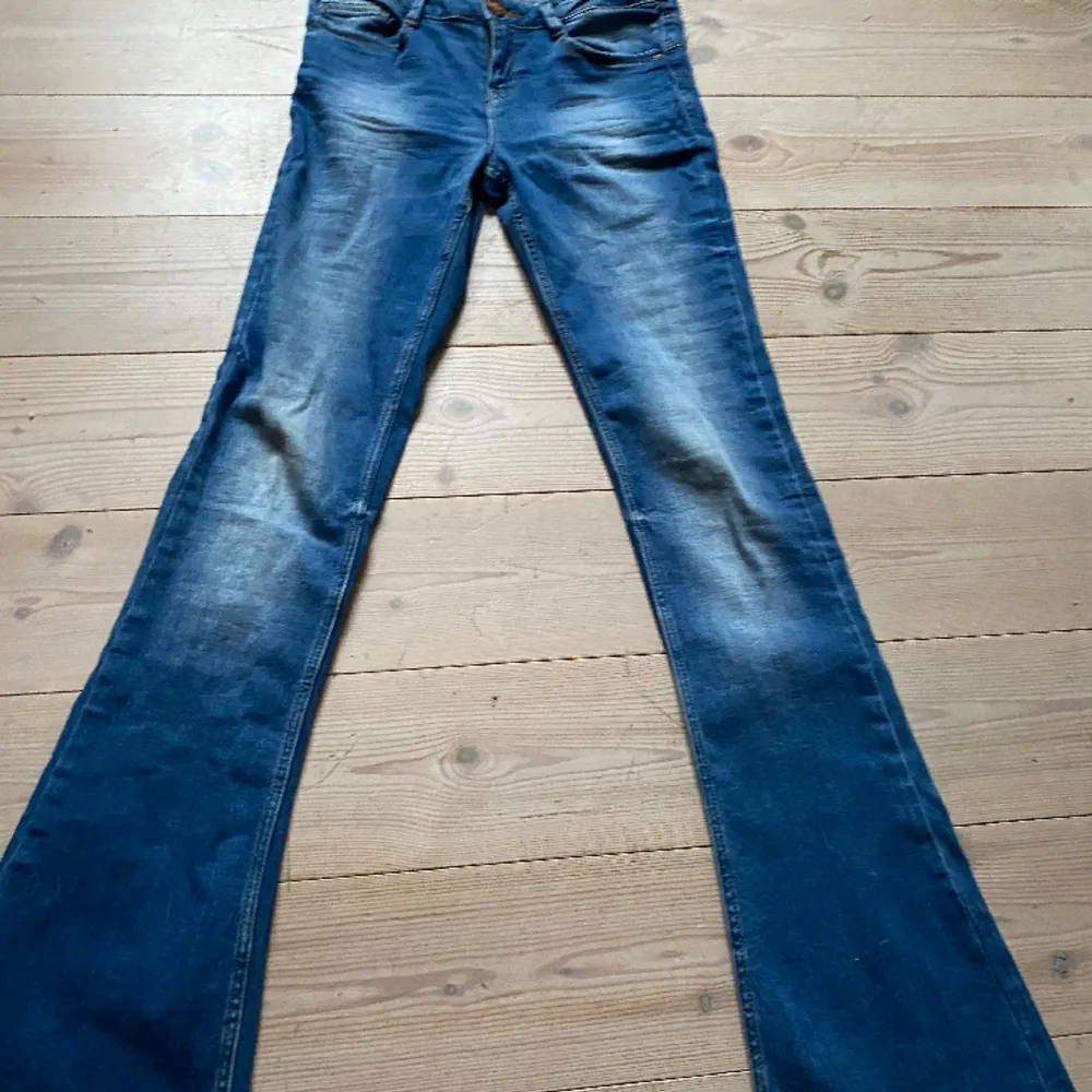 Skit snygga jeans som jag säljer pga att dom är för små! . Jeans & Byxor.
