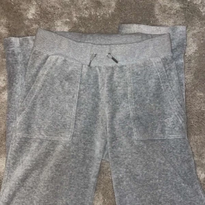 Grå juicy - Grå juicy i storlek XS. Den är super skön att ha under vintern.💗 Använd 2 gånger. Jag sänkte priset 150kr. Jag säljer min systers gamla för hon passade inte i dem💗 inte fri frakt!!💗🥰