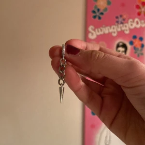 Kedje örhänge med en nit❤️ - Väldigt fint örhänge passar till allt