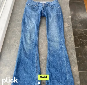 Lågmidjade jeans - Lånade bilder!  Jätte snygga men var tyvärr lite små för mig. Midjemått rakt över är 39 cm och innebenslängd 80 cm❤️