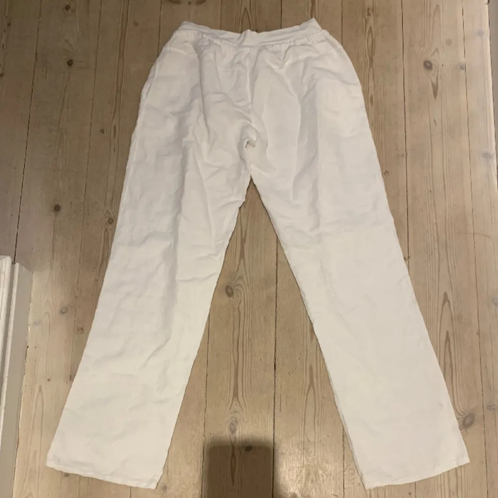 Super fina lågmidjade linnebyxor som tyvärr är för små för mig:( de är som en S och jag är en storlek M🥰. Jeans & Byxor.