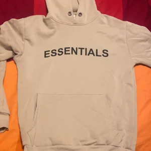 Essentials hoddie - Essentials hoddie som jag knappt har använt som är i storlek m och lite stor i passformen