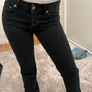 Lågmidjade jeans - Lågmidjade svarta jeans från lager 157. Oanvända.
