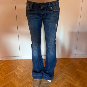 Lågmidjade jeans  - Lågmidjade jeans från meltin pot! passar storlek 36 skulle jag säga! Mycket bra skick , w29/L34